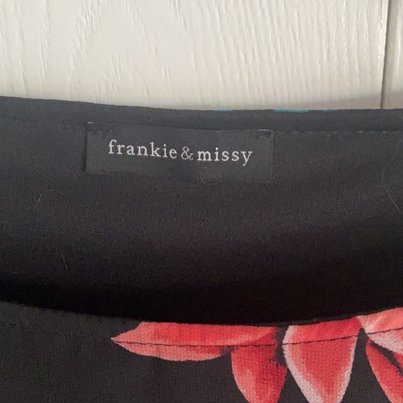 Stunning floral top - Picture 2 of 2